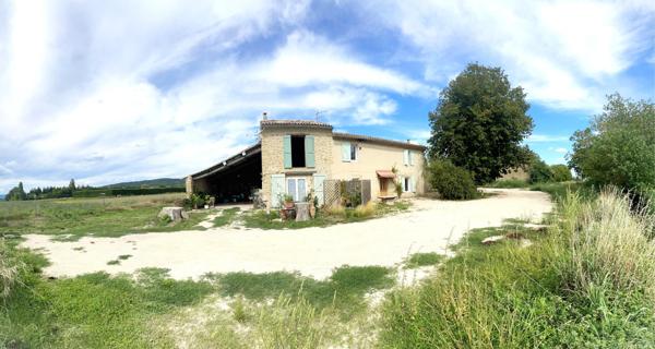 Pertuis, bastide provençale de 160m2 sur terrain de 5ha