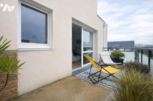 SÉNÉ – Appartement T3 avec balcon, parking et local vélo