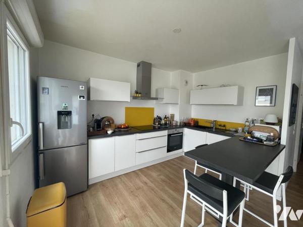 SÉNÉ – Appartement T3 avec balcon, parking et local vélo