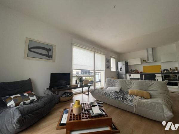 SÉNÉ – Appartement T3 avec balcon, parking et local vélo