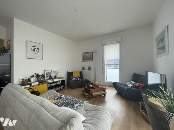 SÉNÉ – Appartement T3 avec balcon, parking et local vélo