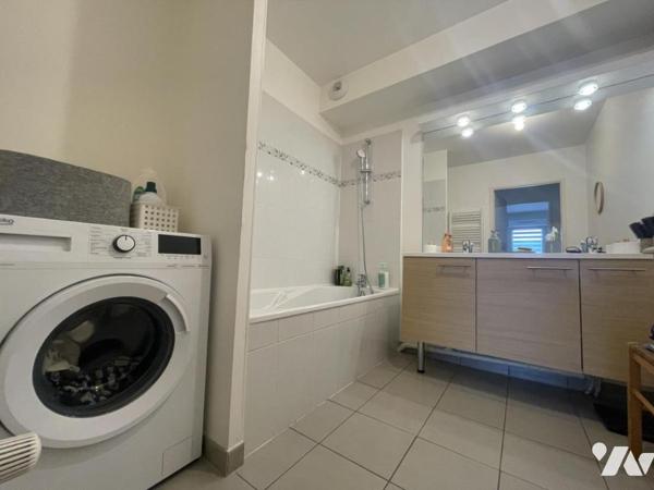 SÉNÉ – Appartement T3 avec balcon, parking et local vélo