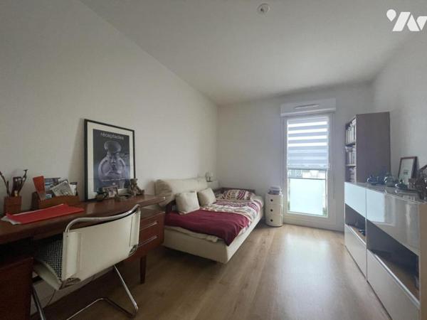 SÉNÉ – Appartement T3 avec balcon, parking et local vélo