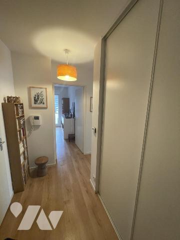 SÉNÉ – Appartement T3 avec balcon, parking et local vélo