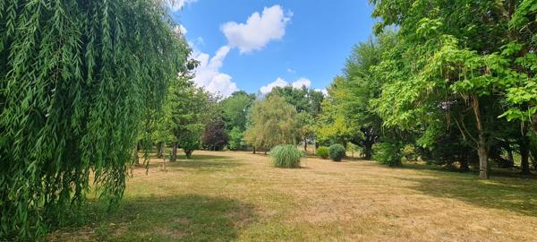 Maison ancienne avec dépendances et son parc arboré