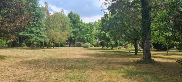Maison ancienne avec dépendances et son parc arboré