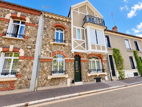 🏡 REIMS – PROCHE SECTEUR CLEMENCEAU | MAISON INDIVIDUELLE de 4 CHAMBRES

✨ Belle façade de caractère • 
4 chambres • Terrain 275 m² • Sous-sol • Garage • Grenier • Nombreux espaces annexes

📍 À Reims, à proximité du secteur Clemenceau, découvrez cette maison individuelle ancienne offrant 4 chambres, de beaux volumes et de nombreuses possibilités d’aménagement.

Répartie sur 3 niveaux, elle présente une surface de 112  m², hors grenier aménageable faisant office de rangement et est implantée sur une parcelle de 275 m².

━━━━━━━━━━━━━━━━━━
🏠 AGENCEMENT
━━━━━━━━━━━━━━━━━━

Au rez-de-chaussée :
🛋️ Séjour
🍽️ Salle à manger
👨‍🍳 Cuisine indépendante
🚻 WC

Au 1er étage :
🛏️ 2 chambres
🛁 Salle de bain

Au dernier étage :
🛏️ 2 chambres supplémentaires
✨ Grenier offrant un espace de rangement et un beau potentiel supplémentaire

━━━━━━━━━━━━━━━━━━
🔨 SOUS-SOL & ANNEXES
━━━━━━━━━━━━━━━━━━

La maison bénéficie de plusieurs espaces complémentaires particulièrement appréciables :

🔧 2 espaces atelier
📦 Espace de stockage
🍷 Cave à vin
🚗 buanderie

━━━━━━━━━━━━━━━━━━
🔥 CONFORT & ÉQUIPEMENTS
━━━━━━━━━━━━━━━━━━

✔️ Chaudière gaz à condensation installée à partir de 2016
✔️ Programmateur de chauffage
✔️ Radiateurs avec robinets thermostatiques
🪵 Cheminée à bois en chauffage complémentaire
💧 Adoucisseur d’eau
🪟 Plusieurs fenêtres PVC double vitrage à isolation renforcée
🚰 Raccordement au tout-à-l’égout
💶 Taxe foncière 2025 : 1 542 €

❤️ Une maison ancienne pleine de caractère, qui séduit par le charme de sa façade et son authenticité. Un bien à découvrir à Reims, à proximité du secteur Clemenceau.