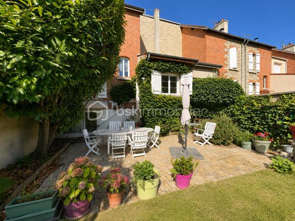 🏡 REIMS – PROCHE SECTEUR CLEMENCEAU | MAISON INDIVIDUELLE de 4 CHAMBRES

✨ Belle façade de caractère • 
4 chambres • Terrain 275 m² • Sous-sol • Garage • Grenier • Nombreux espaces annexes

📍 À Reims, à proximité du secteur Clemenceau, découvrez cette maison individuelle ancienne offrant 4 chambres, de beaux volumes et de nombreuses possibilités d’aménagement.

Répartie sur 3 niveaux, elle présente une surface de 112  m², hors grenier aménageable faisant office de rangement et est implantée sur une parcelle de 275 m².

━━━━━━━━━━━━━━━━━━
🏠 AGENCEMENT
━━━━━━━━━━━━━━━━━━

Au rez-de-chaussée :
🛋️ Séjour
🍽️ Salle à manger
👨‍🍳 Cuisine indépendante
🚻 WC

Au 1er étage :
🛏️ 2 chambres
🛁 Salle de bain

Au dernier étage :
🛏️ 2 chambres supplémentaires
✨ Grenier offrant un espace de rangement et un beau potentiel supplémentaire

━━━━━━━━━━━━━━━━━━
🔨 SOUS-SOL & ANNEXES
━━━━━━━━━━━━━━━━━━

La maison bénéficie de plusieurs espaces complémentaires particulièrement appréciables :

🔧 2 espaces atelier
📦 Espace de stockage
🍷 Cave à vin
🚗 buanderie

━━━━━━━━━━━━━━━━━━
🔥 CONFORT & ÉQUIPEMENTS
━━━━━━━━━━━━━━━━━━

✔️ Chaudière gaz à condensation installée à partir de 2016
✔️ Programmateur de chauffage
✔️ Radiateurs avec robinets thermostatiques
🪵 Cheminée à bois en chauffage complémentaire
💧 Adoucisseur d’eau
🪟 Plusieurs fenêtres PVC double vitrage à isolation renforcée
🚰 Raccordement au tout-à-l’égout
💶 Taxe foncière 2025 : 1 542 €

❤️ Une maison ancienne pleine de caractère, qui séduit par le charme de sa façade et son authenticité. Un bien à découvrir à Reims, à proximité du secteur Clemenceau.