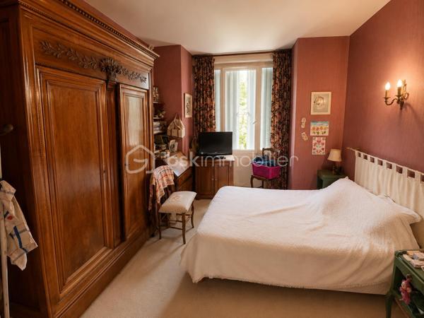 🏡 REIMS – PROCHE SECTEUR CLEMENCEAU | MAISON INDIVIDUELLE de 4 CHAMBRES

✨ Belle façade de caractère • 
4 chambres • Terrain 275 m² • Sous-sol • Garage • Grenier • Nombreux espaces annexes

📍 À Reims, à proximité du secteur Clemenceau, découvrez cette maison individuelle ancienne offrant 4 chambres, de beaux volumes et de nombreuses possibilités d’aménagement.

Répartie sur 3 niveaux, elle présente une surface de 112  m², hors grenier aménageable faisant office de rangement et est implantée sur une parcelle de 275 m².

━━━━━━━━━━━━━━━━━━
🏠 AGENCEMENT
━━━━━━━━━━━━━━━━━━

Au rez-de-chaussée :
🛋️ Séjour
🍽️ Salle à manger
👨‍🍳 Cuisine indépendante
🚻 WC

Au 1er étage :
🛏️ 2 chambres
🛁 Salle de bain

Au dernier étage :
🛏️ 2 chambres supplémentaires
✨ Grenier offrant un espace de rangement et un beau potentiel supplémentaire

━━━━━━━━━━━━━━━━━━
🔨 SOUS-SOL & ANNEXES
━━━━━━━━━━━━━━━━━━

La maison bénéficie de plusieurs espaces complémentaires particulièrement appréciables :

🔧 2 espaces atelier
📦 Espace de stockage
🍷 Cave à vin
🚗 buanderie

━━━━━━━━━━━━━━━━━━
🔥 CONFORT & ÉQUIPEMENTS
━━━━━━━━━━━━━━━━━━

✔️ Chaudière gaz à condensation installée à partir de 2016
✔️ Programmateur de chauffage
✔️ Radiateurs avec robinets thermostatiques
🪵 Cheminée à bois en chauffage complémentaire
💧 Adoucisseur d’eau
🪟 Plusieurs fenêtres PVC double vitrage à isolation renforcée
🚰 Raccordement au tout-à-l’égout
💶 Taxe foncière 2025 : 1 542 €

❤️ Une maison ancienne pleine de caractère, qui séduit par le charme de sa façade et son authenticité. Un bien à découvrir à Reims, à proximité du secteur Clemenceau.