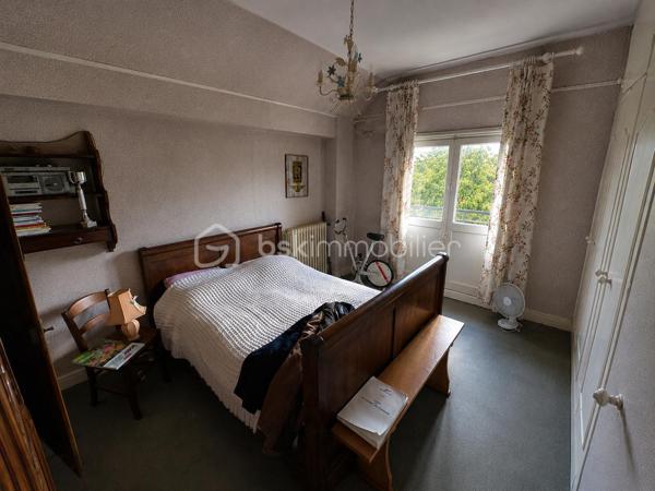 🏡 REIMS – PROCHE SECTEUR CLEMENCEAU | MAISON INDIVIDUELLE de 4 CHAMBRES

✨ Belle façade de caractère • 
4 chambres • Terrain 275 m² • Sous-sol • Garage • Grenier • Nombreux espaces annexes

📍 À Reims, à proximité du secteur Clemenceau, découvrez cette maison individuelle ancienne offrant 4 chambres, de beaux volumes et de nombreuses possibilités d’aménagement.

Répartie sur 3 niveaux, elle présente une surface de 112  m², hors grenier aménageable faisant office de rangement et est implantée sur une parcelle de 275 m².

━━━━━━━━━━━━━━━━━━
🏠 AGENCEMENT
━━━━━━━━━━━━━━━━━━

Au rez-de-chaussée :
🛋️ Séjour
🍽️ Salle à manger
👨‍🍳 Cuisine indépendante
🚻 WC

Au 1er étage :
🛏️ 2 chambres
🛁 Salle de bain

Au dernier étage :
🛏️ 2 chambres supplémentaires
✨ Grenier offrant un espace de rangement et un beau potentiel supplémentaire

━━━━━━━━━━━━━━━━━━
🔨 SOUS-SOL & ANNEXES
━━━━━━━━━━━━━━━━━━

La maison bénéficie de plusieurs espaces complémentaires particulièrement appréciables :

🔧 2 espaces atelier
📦 Espace de stockage
🍷 Cave à vin
🚗 buanderie

━━━━━━━━━━━━━━━━━━
🔥 CONFORT & ÉQUIPEMENTS
━━━━━━━━━━━━━━━━━━

✔️ Chaudière gaz à condensation installée à partir de 2016
✔️ Programmateur de chauffage
✔️ Radiateurs avec robinets thermostatiques
🪵 Cheminée à bois en chauffage complémentaire
💧 Adoucisseur d’eau
🪟 Plusieurs fenêtres PVC double vitrage à isolation renforcée
🚰 Raccordement au tout-à-l’égout
💶 Taxe foncière 2025 : 1 542 €

❤️ Une maison ancienne pleine de caractère, qui séduit par le charme de sa façade et son authenticité. Un bien à découvrir à Reims, à proximité du secteur Clemenceau.