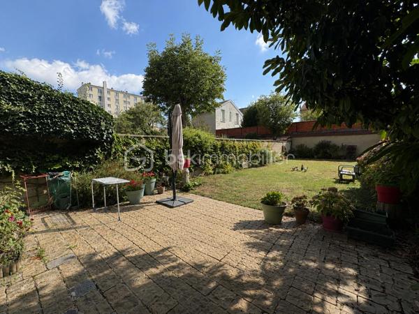 🏡 REIMS – PROCHE SECTEUR CLEMENCEAU | MAISON INDIVIDUELLE de 4 CHAMBRES

✨ Belle façade de caractère • 
4 chambres • Terrain 275 m² • Sous-sol • Garage • Grenier • Nombreux espaces annexes

📍 À Reims, à proximité du secteur Clemenceau, découvrez cette maison individuelle ancienne offrant 4 chambres, de beaux volumes et de nombreuses possibilités d’aménagement.

Répartie sur 3 niveaux, elle présente une surface de 112  m², hors grenier aménageable faisant office de rangement et est implantée sur une parcelle de 275 m².

━━━━━━━━━━━━━━━━━━
🏠 AGENCEMENT
━━━━━━━━━━━━━━━━━━

Au rez-de-chaussée :
🛋️ Séjour
🍽️ Salle à manger
👨‍🍳 Cuisine indépendante
🚻 WC

Au 1er étage :
🛏️ 2 chambres
🛁 Salle de bain

Au dernier étage :
🛏️ 2 chambres supplémentaires
✨ Grenier offrant un espace de rangement et un beau potentiel supplémentaire

━━━━━━━━━━━━━━━━━━
🔨 SOUS-SOL & ANNEXES
━━━━━━━━━━━━━━━━━━

La maison bénéficie de plusieurs espaces complémentaires particulièrement appréciables :

🔧 2 espaces atelier
📦 Espace de stockage
🍷 Cave à vin
🚗 buanderie

━━━━━━━━━━━━━━━━━━
🔥 CONFORT & ÉQUIPEMENTS
━━━━━━━━━━━━━━━━━━

✔️ Chaudière gaz à condensation installée à partir de 2016
✔️ Programmateur de chauffage
✔️ Radiateurs avec robinets thermostatiques
🪵 Cheminée à bois en chauffage complémentaire
💧 Adoucisseur d’eau
🪟 Plusieurs fenêtres PVC double vitrage à isolation renforcée
🚰 Raccordement au tout-à-l’égout
💶 Taxe foncière 2025 : 1 542 €

❤️ Une maison ancienne pleine de caractère, qui séduit par le charme de sa façade et son authenticité. Un bien à découvrir à Reims, à proximité du secteur Clemenceau.