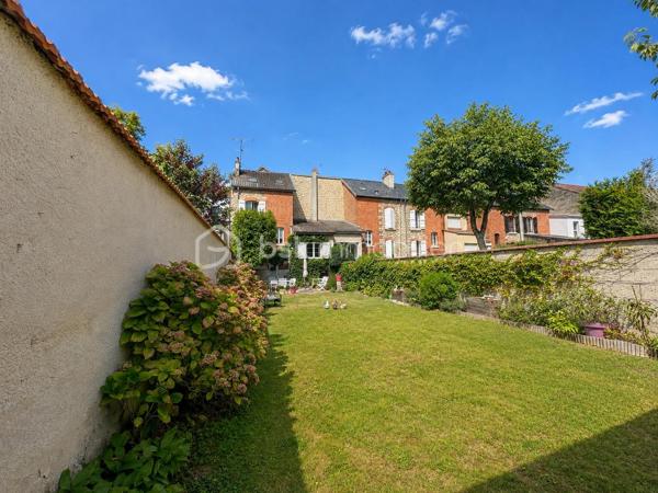 🏡 REIMS – PROCHE SECTEUR CLEMENCEAU | MAISON INDIVIDUELLE de 4 CHAMBRES

✨ Belle façade de caractère • 
4 chambres • Terrain 275 m² • Sous-sol • Garage • Grenier • Nombreux espaces annexes

📍 À Reims, à proximité du secteur Clemenceau, découvrez cette maison individuelle ancienne offrant 4 chambres, de beaux volumes et de nombreuses possibilités d’aménagement.

Répartie sur 3 niveaux, elle présente une surface de 112  m², hors grenier aménageable faisant office de rangement et est implantée sur une parcelle de 275 m².

━━━━━━━━━━━━━━━━━━
🏠 AGENCEMENT
━━━━━━━━━━━━━━━━━━

Au rez-de-chaussée :
🛋️ Séjour
🍽️ Salle à manger
👨‍🍳 Cuisine indépendante
🚻 WC

Au 1er étage :
🛏️ 2 chambres
🛁 Salle de bain

Au dernier étage :
🛏️ 2 chambres supplémentaires
✨ Grenier offrant un espace de rangement et un beau potentiel supplémentaire

━━━━━━━━━━━━━━━━━━
🔨 SOUS-SOL & ANNEXES
━━━━━━━━━━━━━━━━━━

La maison bénéficie de plusieurs espaces complémentaires particulièrement appréciables :

🔧 2 espaces atelier
📦 Espace de stockage
🍷 Cave à vin
🚗 buanderie

━━━━━━━━━━━━━━━━━━
🔥 CONFORT & ÉQUIPEMENTS
━━━━━━━━━━━━━━━━━━

✔️ Chaudière gaz à condensation installée à partir de 2016
✔️ Programmateur de chauffage
✔️ Radiateurs avec robinets thermostatiques
🪵 Cheminée à bois en chauffage complémentaire
💧 Adoucisseur d’eau
🪟 Plusieurs fenêtres PVC double vitrage à isolation renforcée
🚰 Raccordement au tout-à-l’égout
💶 Taxe foncière 2025 : 1 542 €

❤️ Une maison ancienne pleine de caractère, qui séduit par le charme de sa façade et son authenticité. Un bien à découvrir à Reims, à proximité du secteur Clemenceau.