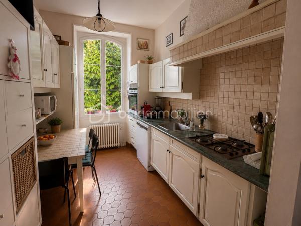 🏡 REIMS – PROCHE SECTEUR CLEMENCEAU | MAISON INDIVIDUELLE de 4 CHAMBRES

✨ Belle façade de caractère • 
4 chambres • Terrain 275 m² • Sous-sol • Garage • Grenier • Nombreux espaces annexes

📍 À Reims, à proximité du secteur Clemenceau, découvrez cette maison individuelle ancienne offrant 4 chambres, de beaux volumes et de nombreuses possibilités d’aménagement.

Répartie sur 3 niveaux, elle présente une surface de 112  m², hors grenier aménageable faisant office de rangement et est implantée sur une parcelle de 275 m².

━━━━━━━━━━━━━━━━━━
🏠 AGENCEMENT
━━━━━━━━━━━━━━━━━━

Au rez-de-chaussée :
🛋️ Séjour
🍽️ Salle à manger
👨‍🍳 Cuisine indépendante
🚻 WC

Au 1er étage :
🛏️ 2 chambres
🛁 Salle de bain

Au dernier étage :
🛏️ 2 chambres supplémentaires
✨ Grenier offrant un espace de rangement et un beau potentiel supplémentaire

━━━━━━━━━━━━━━━━━━
🔨 SOUS-SOL & ANNEXES
━━━━━━━━━━━━━━━━━━

La maison bénéficie de plusieurs espaces complémentaires particulièrement appréciables :

🔧 2 espaces atelier
📦 Espace de stockage
🍷 Cave à vin
🚗 buanderie

━━━━━━━━━━━━━━━━━━
🔥 CONFORT & ÉQUIPEMENTS
━━━━━━━━━━━━━━━━━━

✔️ Chaudière gaz à condensation installée à partir de 2016
✔️ Programmateur de chauffage
✔️ Radiateurs avec robinets thermostatiques
🪵 Cheminée à bois en chauffage complémentaire
💧 Adoucisseur d’eau
🪟 Plusieurs fenêtres PVC double vitrage à isolation renforcée
🚰 Raccordement au tout-à-l’égout
💶 Taxe foncière 2025 : 1 542 €

❤️ Une maison ancienne pleine de caractère, qui séduit par le charme de sa façade et son authenticité. Un bien à découvrir à Reims, à proximité du secteur Clemenceau.