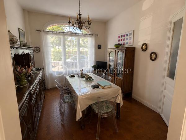 🏡 REIMS – PROCHE SECTEUR CLEMENCEAU | MAISON INDIVIDUELLE de 4 CHAMBRES

✨ Belle façade de caractère • 
4 chambres • Terrain 275 m² • Sous-sol • Garage • Grenier • Nombreux espaces annexes

📍 À Reims, à proximité du secteur Clemenceau, découvrez cette maison individuelle ancienne offrant 4 chambres, de beaux volumes et de nombreuses possibilités d’aménagement.

Répartie sur 3 niveaux, elle présente une surface de 112  m², hors grenier aménageable faisant office de rangement et est implantée sur une parcelle de 275 m².

━━━━━━━━━━━━━━━━━━
🏠 AGENCEMENT
━━━━━━━━━━━━━━━━━━

Au rez-de-chaussée :
🛋️ Séjour
🍽️ Salle à manger
👨‍🍳 Cuisine indépendante
🚻 WC

Au 1er étage :
🛏️ 2 chambres
🛁 Salle de bain

Au dernier étage :
🛏️ 2 chambres supplémentaires
✨ Grenier offrant un espace de rangement et un beau potentiel supplémentaire

━━━━━━━━━━━━━━━━━━
🔨 SOUS-SOL & ANNEXES
━━━━━━━━━━━━━━━━━━

La maison bénéficie de plusieurs espaces complémentaires particulièrement appréciables :

🔧 2 espaces atelier
📦 Espace de stockage
🍷 Cave à vin
🚗 buanderie

━━━━━━━━━━━━━━━━━━
🔥 CONFORT & ÉQUIPEMENTS
━━━━━━━━━━━━━━━━━━

✔️ Chaudière gaz à condensation installée à partir de 2016
✔️ Programmateur de chauffage
✔️ Radiateurs avec robinets thermostatiques
🪵 Cheminée à bois en chauffage complémentaire
💧 Adoucisseur d’eau
🪟 Plusieurs fenêtres PVC double vitrage à isolation renforcée
🚰 Raccordement au tout-à-l’égout
💶 Taxe foncière 2025 : 1 542 €

❤️ Une maison ancienne pleine de caractère, qui séduit par le charme de sa façade et son authenticité. Un bien à découvrir à Reims, à proximité du secteur Clemenceau.