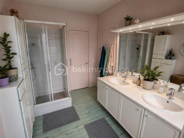 🏡 REIMS – PROCHE SECTEUR CLEMENCEAU | MAISON INDIVIDUELLE de 4 CHAMBRES

✨ Belle façade de caractère • 
4 chambres • Terrain 275 m² • Sous-sol • Garage • Grenier • Nombreux espaces annexes

📍 À Reims, à proximité du secteur Clemenceau, découvrez cette maison individuelle ancienne offrant 4 chambres, de beaux volumes et de nombreuses possibilités d’aménagement.

Répartie sur 3 niveaux, elle présente une surface de 112  m², hors grenier aménageable faisant office de rangement et est implantée sur une parcelle de 275 m².

━━━━━━━━━━━━━━━━━━
🏠 AGENCEMENT
━━━━━━━━━━━━━━━━━━

Au rez-de-chaussée :
🛋️ Séjour
🍽️ Salle à manger
👨‍🍳 Cuisine indépendante
🚻 WC

Au 1er étage :
🛏️ 2 chambres
🛁 Salle de bain

Au dernier étage :
🛏️ 2 chambres supplémentaires
✨ Grenier offrant un espace de rangement et un beau potentiel supplémentaire

━━━━━━━━━━━━━━━━━━
🔨 SOUS-SOL & ANNEXES
━━━━━━━━━━━━━━━━━━

La maison bénéficie de plusieurs espaces complémentaires particulièrement appréciables :

🔧 2 espaces atelier
📦 Espace de stockage
🍷 Cave à vin
🚗 buanderie

━━━━━━━━━━━━━━━━━━
🔥 CONFORT & ÉQUIPEMENTS
━━━━━━━━━━━━━━━━━━

✔️ Chaudière gaz à condensation installée à partir de 2016
✔️ Programmateur de chauffage
✔️ Radiateurs avec robinets thermostatiques
🪵 Cheminée à bois en chauffage complémentaire
💧 Adoucisseur d’eau
🪟 Plusieurs fenêtres PVC double vitrage à isolation renforcée
🚰 Raccordement au tout-à-l’égout
💶 Taxe foncière 2025 : 1 542 €

❤️ Une maison ancienne pleine de caractère, qui séduit par le charme de sa façade et son authenticité. Un bien à découvrir à Reims, à proximité du secteur Clemenceau.
