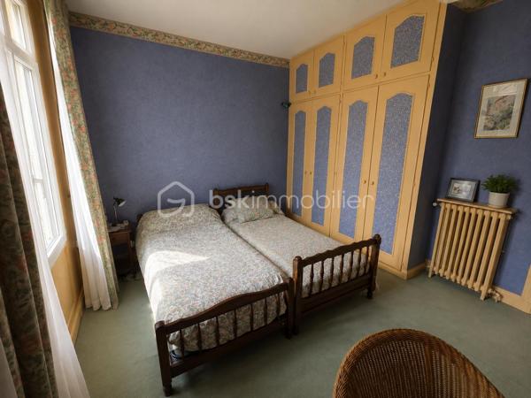 🏡 REIMS – PROCHE SECTEUR CLEMENCEAU | MAISON INDIVIDUELLE de 4 CHAMBRES

✨ Belle façade de caractère • 
4 chambres • Terrain 275 m² • Sous-sol • Garage • Grenier • Nombreux espaces annexes

📍 À Reims, à proximité du secteur Clemenceau, découvrez cette maison individuelle ancienne offrant 4 chambres, de beaux volumes et de nombreuses possibilités d’aménagement.

Répartie sur 3 niveaux, elle présente une surface de 112  m², hors grenier aménageable faisant office de rangement et est implantée sur une parcelle de 275 m².

━━━━━━━━━━━━━━━━━━
🏠 AGENCEMENT
━━━━━━━━━━━━━━━━━━

Au rez-de-chaussée :
🛋️ Séjour
🍽️ Salle à manger
👨‍🍳 Cuisine indépendante
🚻 WC

Au 1er étage :
🛏️ 2 chambres
🛁 Salle de bain

Au dernier étage :
🛏️ 2 chambres supplémentaires
✨ Grenier offrant un espace de rangement et un beau potentiel supplémentaire

━━━━━━━━━━━━━━━━━━
🔨 SOUS-SOL & ANNEXES
━━━━━━━━━━━━━━━━━━

La maison bénéficie de plusieurs espaces complémentaires particulièrement appréciables :

🔧 2 espaces atelier
📦 Espace de stockage
🍷 Cave à vin
🚗 buanderie

━━━━━━━━━━━━━━━━━━
🔥 CONFORT & ÉQUIPEMENTS
━━━━━━━━━━━━━━━━━━

✔️ Chaudière gaz à condensation installée à partir de 2016
✔️ Programmateur de chauffage
✔️ Radiateurs avec robinets thermostatiques
🪵 Cheminée à bois en chauffage complémentaire
💧 Adoucisseur d’eau
🪟 Plusieurs fenêtres PVC double vitrage à isolation renforcée
🚰 Raccordement au tout-à-l’égout
💶 Taxe foncière 2025 : 1 542 €

❤️ Une maison ancienne pleine de caractère, qui séduit par le charme de sa façade et son authenticité. Un bien à découvrir à Reims, à proximité du secteur Clemenceau.