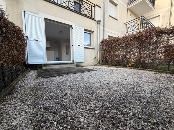 À vendre à Villenoy : Studio avec terrasse et parking .