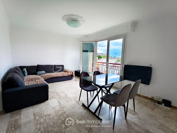 En EXCLUSIVITE  !! Venez découvrir au 2ᵉ et dernier étage d'une petite copropriété de 1973 très bien entretenue, ce bel appartement 3 pièces de 60 m², traversant, au calme absolu et sans aucun voisin au-dessus. Le tout dans un environnement résidentiel très recherché, proche des commerces de proximité et des lignes de bus desservant rapidement le RER B, le Tramway T1 et le Métro.

L'appartement est dans un état impeccable, aucun travaux à prévoir ! 
Certains meubles (canapé d'angle, table, électroménager..) pourront rester si vous le souhaitez, à définir selon vos besoins avec le vendeur.

Il propose une distribution optimale :
- Un séjour lumineux donnant accès à un balcon avec vue dégagée sur les pavillons
- Une cuisine séparée, entièrement aménagée et équipée
- Deux chambres au calme (une exposé N/O pour les grand dormeur et une exposé S/E pour les lève tôt)
- Une grande et belle salle d'eau récente avec douche à l'italienne et WC
- Un couloir avec grand placard / dressing intégré

Pour complété ce très bel appartement, vous trouverez une cave en sous-sol ainsi qu'un grand box fermé en fond de cour pour votre véhicule ou du stockage.

Projet clé en main avec permis de louer en poche (loyer cible à 1 250 € / mois charges comprises) idéal pour les profils "investisseur"

Diagnostics récents (avril 2026).
Résidence propre, sécurisée et à faibles charges pour les prestations proposé

Premier arrivé, premier servi !