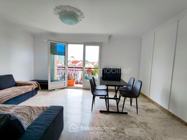 En EXCLUSIVITE  !! Venez découvrir au 2ᵉ et dernier étage d'une petite copropriété de 1973 très bien entretenue, ce bel appartement 3 pièces de 60 m², traversant, au calme absolu et sans aucun voisin au-dessus. Le tout dans un environnement résidentiel très recherché, proche des commerces de proximité et des lignes de bus desservant rapidement le RER B, le Tramway T1 et le Métro.

L'appartement est dans un état impeccable, aucun travaux à prévoir ! 
Certains meubles (canapé d'angle, table, électroménager..) pourront rester si vous le souhaitez, à définir selon vos besoins avec le vendeur.

Il propose une distribution optimale :
- Un séjour lumineux donnant accès à un balcon avec vue dégagée sur les pavillons
- Une cuisine séparée, entièrement aménagée et équipée
- Deux chambres au calme (une exposé N/O pour les grand dormeur et une exposé S/E pour les lève tôt)
- Une grande et belle salle d'eau récente avec douche à l'italienne et WC
- Un couloir avec grand placard / dressing intégré

Pour complété ce très bel appartement, vous trouverez une cave en sous-sol ainsi qu'un grand box fermé en fond de cour pour votre véhicule ou du stockage.

Projet clé en main avec permis de louer en poche (loyer cible à 1 250 € / mois charges comprises) idéal pour les profils "investisseur"

Diagnostics récents (avril 2026).
Résidence propre, sécurisée et à faibles charges pour les prestations proposé

Premier arrivé, premier servi !