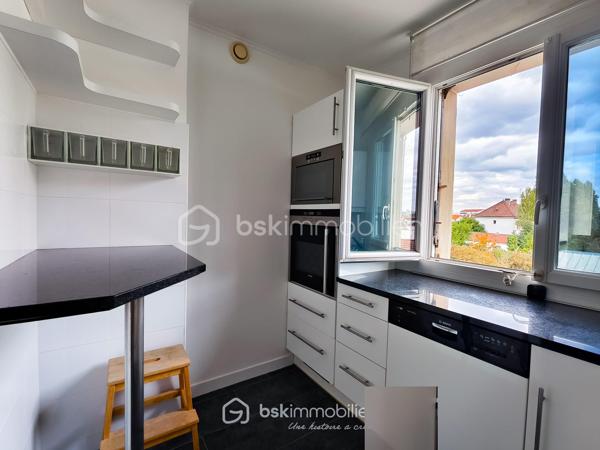 En EXCLUSIVITE  !! Venez découvrir au 2ᵉ et dernier étage d'une petite copropriété de 1973 très bien entretenue, ce bel appartement 3 pièces de 60 m², traversant, au calme absolu et sans aucun voisin au-dessus. Le tout dans un environnement résidentiel très recherché, proche des commerces de proximité et des lignes de bus desservant rapidement le RER B, le Tramway T1 et le Métro.

L'appartement est dans un état impeccable, aucun travaux à prévoir ! 
Certains meubles (canapé d'angle, table, électroménager..) pourront rester si vous le souhaitez, à définir selon vos besoins avec le vendeur.

Il propose une distribution optimale :
- Un séjour lumineux donnant accès à un balcon avec vue dégagée sur les pavillons
- Une cuisine séparée, entièrement aménagée et équipée
- Deux chambres au calme (une exposé N/O pour les grand dormeur et une exposé S/E pour les lève tôt)
- Une grande et belle salle d'eau récente avec douche à l'italienne et WC
- Un couloir avec grand placard / dressing intégré

Pour complété ce très bel appartement, vous trouverez une cave en sous-sol ainsi qu'un grand box fermé en fond de cour pour votre véhicule ou du stockage.

Projet clé en main avec permis de louer en poche (loyer cible à 1 250 € / mois charges comprises) idéal pour les profils "investisseur"

Diagnostics récents (avril 2026).
Résidence propre, sécurisée et à faibles charges pour les prestations proposé

Premier arrivé, premier servi !