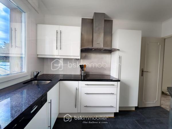 En EXCLUSIVITE  !! Venez découvrir au 2ᵉ et dernier étage d'une petite copropriété de 1973 très bien entretenue, ce bel appartement 3 pièces de 60 m², traversant, au calme absolu et sans aucun voisin au-dessus. Le tout dans un environnement résidentiel très recherché, proche des commerces de proximité et des lignes de bus desservant rapidement le RER B, le Tramway T1 et le Métro.

L'appartement est dans un état impeccable, aucun travaux à prévoir ! 
Certains meubles (canapé d'angle, table, électroménager..) pourront rester si vous le souhaitez, à définir selon vos besoins avec le vendeur.

Il propose une distribution optimale :
- Un séjour lumineux donnant accès à un balcon avec vue dégagée sur les pavillons
- Une cuisine séparée, entièrement aménagée et équipée
- Deux chambres au calme (une exposé N/O pour les grand dormeur et une exposé S/E pour les lève tôt)
- Une grande et belle salle d'eau récente avec douche à l'italienne et WC
- Un couloir avec grand placard / dressing intégré

Pour complété ce très bel appartement, vous trouverez une cave en sous-sol ainsi qu'un grand box fermé en fond de cour pour votre véhicule ou du stockage.

Projet clé en main avec permis de louer en poche (loyer cible à 1 250 € / mois charges comprises) idéal pour les profils "investisseur"

Diagnostics récents (avril 2026).
Résidence propre, sécurisée et à faibles charges pour les prestations proposé

Premier arrivé, premier servi !