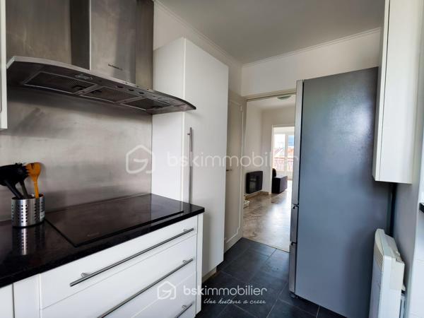 En EXCLUSIVITE  !! Venez découvrir au 2ᵉ et dernier étage d'une petite copropriété de 1973 très bien entretenue, ce bel appartement 3 pièces de 60 m², traversant, au calme absolu et sans aucun voisin au-dessus. Le tout dans un environnement résidentiel très recherché, proche des commerces de proximité et des lignes de bus desservant rapidement le RER B, le Tramway T1 et le Métro.

L'appartement est dans un état impeccable, aucun travaux à prévoir ! 
Certains meubles (canapé d'angle, table, électroménager..) pourront rester si vous le souhaitez, à définir selon vos besoins avec le vendeur.

Il propose une distribution optimale :
- Un séjour lumineux donnant accès à un balcon avec vue dégagée sur les pavillons
- Une cuisine séparée, entièrement aménagée et équipée
- Deux chambres au calme (une exposé N/O pour les grand dormeur et une exposé S/E pour les lève tôt)
- Une grande et belle salle d'eau récente avec douche à l'italienne et WC
- Un couloir avec grand placard / dressing intégré

Pour complété ce très bel appartement, vous trouverez une cave en sous-sol ainsi qu'un grand box fermé en fond de cour pour votre véhicule ou du stockage.

Projet clé en main avec permis de louer en poche (loyer cible à 1 250 € / mois charges comprises) idéal pour les profils "investisseur"

Diagnostics récents (avril 2026).
Résidence propre, sécurisée et à faibles charges pour les prestations proposé

Premier arrivé, premier servi !