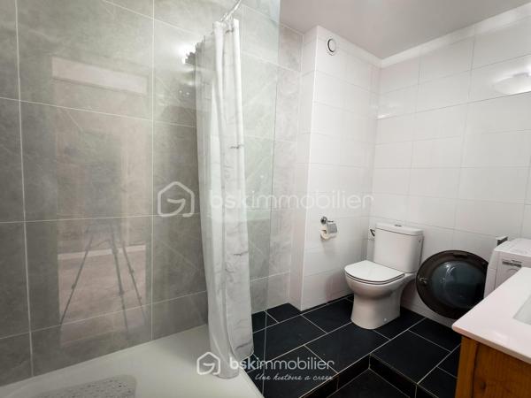 En EXCLUSIVITE  !! Venez découvrir au 2ᵉ et dernier étage d'une petite copropriété de 1973 très bien entretenue, ce bel appartement 3 pièces de 60 m², traversant, au calme absolu et sans aucun voisin au-dessus. Le tout dans un environnement résidentiel très recherché, proche des commerces de proximité et des lignes de bus desservant rapidement le RER B, le Tramway T1 et le Métro.

L'appartement est dans un état impeccable, aucun travaux à prévoir ! 
Certains meubles (canapé d'angle, table, électroménager..) pourront rester si vous le souhaitez, à définir selon vos besoins avec le vendeur.

Il propose une distribution optimale :
- Un séjour lumineux donnant accès à un balcon avec vue dégagée sur les pavillons
- Une cuisine séparée, entièrement aménagée et équipée
- Deux chambres au calme (une exposé N/O pour les grand dormeur et une exposé S/E pour les lève tôt)
- Une grande et belle salle d'eau récente avec douche à l'italienne et WC
- Un couloir avec grand placard / dressing intégré

Pour complété ce très bel appartement, vous trouverez une cave en sous-sol ainsi qu'un grand box fermé en fond de cour pour votre véhicule ou du stockage.

Projet clé en main avec permis de louer en poche (loyer cible à 1 250 € / mois charges comprises) idéal pour les profils "investisseur"

Diagnostics récents (avril 2026).
Résidence propre, sécurisée et à faibles charges pour les prestations proposé

Premier arrivé, premier servi !