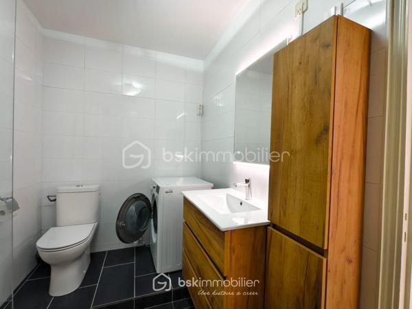 En EXCLUSIVITE  !! Venez découvrir au 2ᵉ et dernier étage d'une petite copropriété de 1973 très bien entretenue, ce bel appartement 3 pièces de 60 m², traversant, au calme absolu et sans aucun voisin au-dessus. Le tout dans un environnement résidentiel très recherché, proche des commerces de proximité et des lignes de bus desservant rapidement le RER B, le Tramway T1 et le Métro.

L'appartement est dans un état impeccable, aucun travaux à prévoir ! 
Certains meubles (canapé d'angle, table, électroménager..) pourront rester si vous le souhaitez, à définir selon vos besoins avec le vendeur.

Il propose une distribution optimale :
- Un séjour lumineux donnant accès à un balcon avec vue dégagée sur les pavillons
- Une cuisine séparée, entièrement aménagée et équipée
- Deux chambres au calme (une exposé N/O pour les grand dormeur et une exposé S/E pour les lève tôt)
- Une grande et belle salle d'eau récente avec douche à l'italienne et WC
- Un couloir avec grand placard / dressing intégré

Pour complété ce très bel appartement, vous trouverez une cave en sous-sol ainsi qu'un grand box fermé en fond de cour pour votre véhicule ou du stockage.

Projet clé en main avec permis de louer en poche (loyer cible à 1 250 € / mois charges comprises) idéal pour les profils "investisseur"

Diagnostics récents (avril 2026).
Résidence propre, sécurisée et à faibles charges pour les prestations proposé

Premier arrivé, premier servi !
