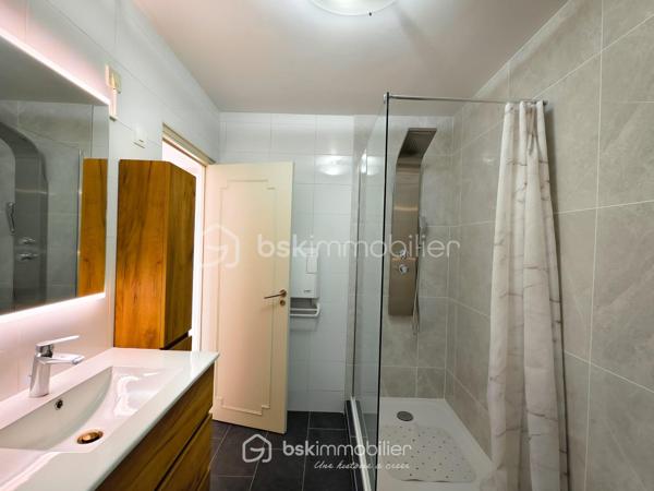 En EXCLUSIVITE  !! Venez découvrir au 2ᵉ et dernier étage d'une petite copropriété de 1973 très bien entretenue, ce bel appartement 3 pièces de 60 m², traversant, au calme absolu et sans aucun voisin au-dessus. Le tout dans un environnement résidentiel très recherché, proche des commerces de proximité et des lignes de bus desservant rapidement le RER B, le Tramway T1 et le Métro.

L'appartement est dans un état impeccable, aucun travaux à prévoir ! 
Certains meubles (canapé d'angle, table, électroménager..) pourront rester si vous le souhaitez, à définir selon vos besoins avec le vendeur.

Il propose une distribution optimale :
- Un séjour lumineux donnant accès à un balcon avec vue dégagée sur les pavillons
- Une cuisine séparée, entièrement aménagée et équipée
- Deux chambres au calme (une exposé N/O pour les grand dormeur et une exposé S/E pour les lève tôt)
- Une grande et belle salle d'eau récente avec douche à l'italienne et WC
- Un couloir avec grand placard / dressing intégré

Pour complété ce très bel appartement, vous trouverez une cave en sous-sol ainsi qu'un grand box fermé en fond de cour pour votre véhicule ou du stockage.

Projet clé en main avec permis de louer en poche (loyer cible à 1 250 € / mois charges comprises) idéal pour les profils "investisseur"

Diagnostics récents (avril 2026).
Résidence propre, sécurisée et à faibles charges pour les prestations proposé

Premier arrivé, premier servi !