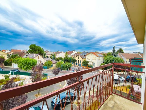 En EXCLUSIVITE  !! Venez découvrir au 2ᵉ et dernier étage d'une petite copropriété de 1973 très bien entretenue, ce bel appartement 3 pièces de 60 m², traversant, au calme absolu et sans aucun voisin au-dessus. Le tout dans un environnement résidentiel très recherché, proche des commerces de proximité et des lignes de bus desservant rapidement le RER B, le Tramway T1 et le Métro.

L'appartement est dans un état impeccable, aucun travaux à prévoir ! 
Certains meubles (canapé d'angle, table, électroménager..) pourront rester si vous le souhaitez, à définir selon vos besoins avec le vendeur.

Il propose une distribution optimale :
- Un séjour lumineux donnant accès à un balcon avec vue dégagée sur les pavillons
- Une cuisine séparée, entièrement aménagée et équipée
- Deux chambres au calme (une exposé N/O pour les grand dormeur et une exposé S/E pour les lève tôt)
- Une grande et belle salle d'eau récente avec douche à l'italienne et WC
- Un couloir avec grand placard / dressing intégré

Pour complété ce très bel appartement, vous trouverez une cave en sous-sol ainsi qu'un grand box fermé en fond de cour pour votre véhicule ou du stockage.

Projet clé en main avec permis de louer en poche (loyer cible à 1 250 € / mois charges comprises) idéal pour les profils "investisseur"

Diagnostics récents (avril 2026).
Résidence propre, sécurisée et à faibles charges pour les prestations proposé

Premier arrivé, premier servi !
