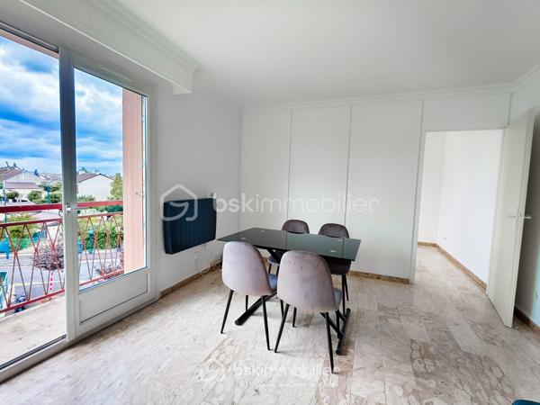 En EXCLUSIVITE  !! Venez découvrir au 2ᵉ et dernier étage d'une petite copropriété de 1973 très bien entretenue, ce bel appartement 3 pièces de 60 m², traversant, au calme absolu et sans aucun voisin au-dessus. Le tout dans un environnement résidentiel très recherché, proche des commerces de proximité et des lignes de bus desservant rapidement le RER B, le Tramway T1 et le Métro.

L'appartement est dans un état impeccable, aucun travaux à prévoir ! 
Certains meubles (canapé d'angle, table, électroménager..) pourront rester si vous le souhaitez, à définir selon vos besoins avec le vendeur.

Il propose une distribution optimale :
- Un séjour lumineux donnant accès à un balcon avec vue dégagée sur les pavillons
- Une cuisine séparée, entièrement aménagée et équipée
- Deux chambres au calme (une exposé N/O pour les grand dormeur et une exposé S/E pour les lève tôt)
- Une grande et belle salle d'eau récente avec douche à l'italienne et WC
- Un couloir avec grand placard / dressing intégré

Pour complété ce très bel appartement, vous trouverez une cave en sous-sol ainsi qu'un grand box fermé en fond de cour pour votre véhicule ou du stockage.

Projet clé en main avec permis de louer en poche (loyer cible à 1 250 € / mois charges comprises) idéal pour les profils "investisseur"

Diagnostics récents (avril 2026).
Résidence propre, sécurisée et à faibles charges pour les prestations proposé

Premier arrivé, premier servi !