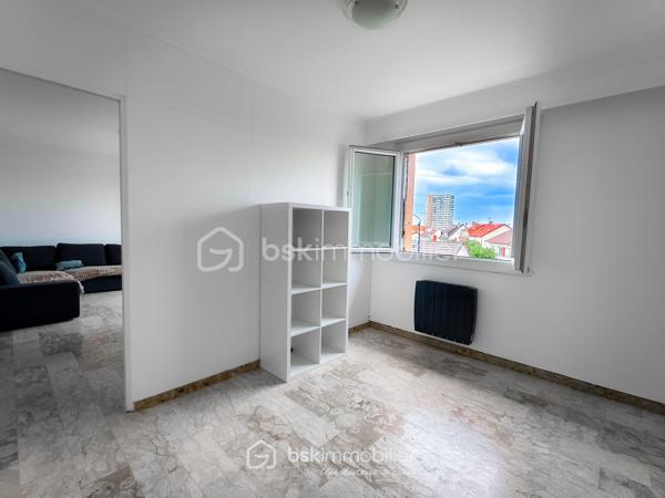 En EXCLUSIVITE  !! Venez découvrir au 2ᵉ et dernier étage d'une petite copropriété de 1973 très bien entretenue, ce bel appartement 3 pièces de 60 m², traversant, au calme absolu et sans aucun voisin au-dessus. Le tout dans un environnement résidentiel très recherché, proche des commerces de proximité et des lignes de bus desservant rapidement le RER B, le Tramway T1 et le Métro.

L'appartement est dans un état impeccable, aucun travaux à prévoir ! 
Certains meubles (canapé d'angle, table, électroménager..) pourront rester si vous le souhaitez, à définir selon vos besoins avec le vendeur.

Il propose une distribution optimale :
- Un séjour lumineux donnant accès à un balcon avec vue dégagée sur les pavillons
- Une cuisine séparée, entièrement aménagée et équipée
- Deux chambres au calme (une exposé N/O pour les grand dormeur et une exposé S/E pour les lève tôt)
- Une grande et belle salle d'eau récente avec douche à l'italienne et WC
- Un couloir avec grand placard / dressing intégré

Pour complété ce très bel appartement, vous trouverez une cave en sous-sol ainsi qu'un grand box fermé en fond de cour pour votre véhicule ou du stockage.

Projet clé en main avec permis de louer en poche (loyer cible à 1 250 € / mois charges comprises) idéal pour les profils "investisseur"

Diagnostics récents (avril 2026).
Résidence propre, sécurisée et à faibles charges pour les prestations proposé

Premier arrivé, premier servi !