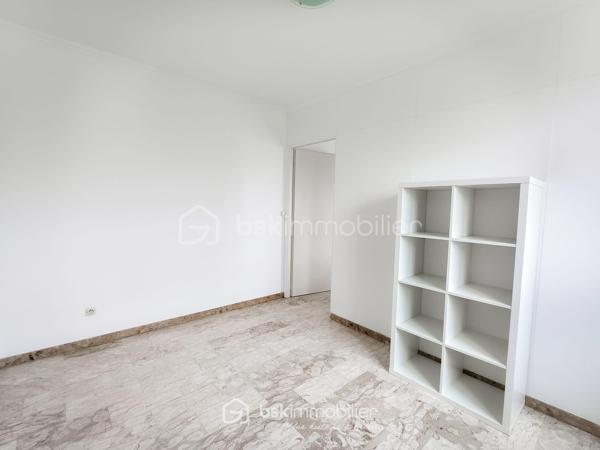 En EXCLUSIVITE  !! Venez découvrir au 2ᵉ et dernier étage d'une petite copropriété de 1973 très bien entretenue, ce bel appartement 3 pièces de 60 m², traversant, au calme absolu et sans aucun voisin au-dessus. Le tout dans un environnement résidentiel très recherché, proche des commerces de proximité et des lignes de bus desservant rapidement le RER B, le Tramway T1 et le Métro.

L'appartement est dans un état impeccable, aucun travaux à prévoir ! 
Certains meubles (canapé d'angle, table, électroménager..) pourront rester si vous le souhaitez, à définir selon vos besoins avec le vendeur.

Il propose une distribution optimale :
- Un séjour lumineux donnant accès à un balcon avec vue dégagée sur les pavillons
- Une cuisine séparée, entièrement aménagée et équipée
- Deux chambres au calme (une exposé N/O pour les grand dormeur et une exposé S/E pour les lève tôt)
- Une grande et belle salle d'eau récente avec douche à l'italienne et WC
- Un couloir avec grand placard / dressing intégré

Pour complété ce très bel appartement, vous trouverez une cave en sous-sol ainsi qu'un grand box fermé en fond de cour pour votre véhicule ou du stockage.

Projet clé en main avec permis de louer en poche (loyer cible à 1 250 € / mois charges comprises) idéal pour les profils "investisseur"

Diagnostics récents (avril 2026).
Résidence propre, sécurisée et à faibles charges pour les prestations proposé

Premier arrivé, premier servi !