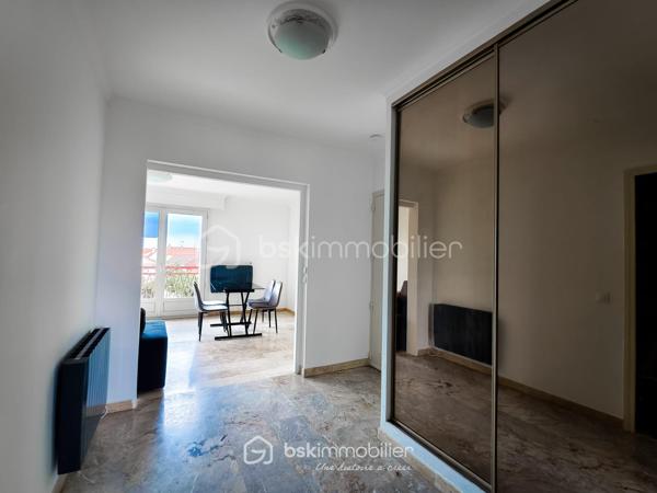 En EXCLUSIVITE  !! Venez découvrir au 2ᵉ et dernier étage d'une petite copropriété de 1973 très bien entretenue, ce bel appartement 3 pièces de 60 m², traversant, au calme absolu et sans aucun voisin au-dessus. Le tout dans un environnement résidentiel très recherché, proche des commerces de proximité et des lignes de bus desservant rapidement le RER B, le Tramway T1 et le Métro.

L'appartement est dans un état impeccable, aucun travaux à prévoir ! 
Certains meubles (canapé d'angle, table, électroménager..) pourront rester si vous le souhaitez, à définir selon vos besoins avec le vendeur.

Il propose une distribution optimale :
- Un séjour lumineux donnant accès à un balcon avec vue dégagée sur les pavillons
- Une cuisine séparée, entièrement aménagée et équipée
- Deux chambres au calme (une exposé N/O pour les grand dormeur et une exposé S/E pour les lève tôt)
- Une grande et belle salle d'eau récente avec douche à l'italienne et WC
- Un couloir avec grand placard / dressing intégré

Pour complété ce très bel appartement, vous trouverez une cave en sous-sol ainsi qu'un grand box fermé en fond de cour pour votre véhicule ou du stockage.

Projet clé en main avec permis de louer en poche (loyer cible à 1 250 € / mois charges comprises) idéal pour les profils "investisseur"

Diagnostics récents (avril 2026).
Résidence propre, sécurisée et à faibles charges pour les prestations proposé

Premier arrivé, premier servi !