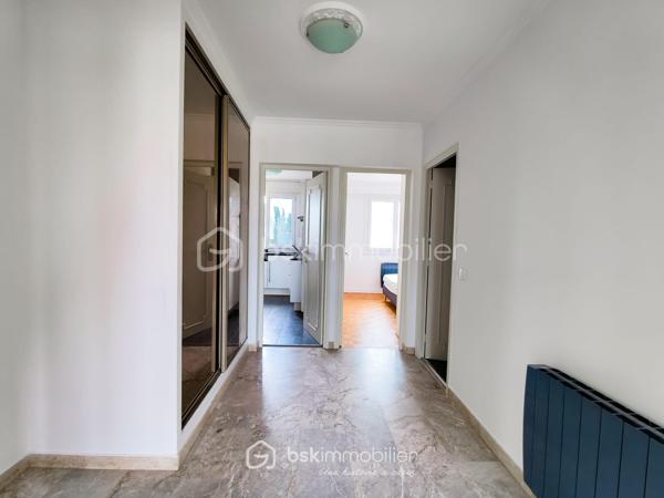 En EXCLUSIVITE  !! Venez découvrir au 2ᵉ et dernier étage d'une petite copropriété de 1973 très bien entretenue, ce bel appartement 3 pièces de 60 m², traversant, au calme absolu et sans aucun voisin au-dessus. Le tout dans un environnement résidentiel très recherché, proche des commerces de proximité et des lignes de bus desservant rapidement le RER B, le Tramway T1 et le Métro.

L'appartement est dans un état impeccable, aucun travaux à prévoir ! 
Certains meubles (canapé d'angle, table, électroménager..) pourront rester si vous le souhaitez, à définir selon vos besoins avec le vendeur.

Il propose une distribution optimale :
- Un séjour lumineux donnant accès à un balcon avec vue dégagée sur les pavillons
- Une cuisine séparée, entièrement aménagée et équipée
- Deux chambres au calme (une exposé N/O pour les grand dormeur et une exposé S/E pour les lève tôt)
- Une grande et belle salle d'eau récente avec douche à l'italienne et WC
- Un couloir avec grand placard / dressing intégré

Pour complété ce très bel appartement, vous trouverez une cave en sous-sol ainsi qu'un grand box fermé en fond de cour pour votre véhicule ou du stockage.

Projet clé en main avec permis de louer en poche (loyer cible à 1 250 € / mois charges comprises) idéal pour les profils "investisseur"

Diagnostics récents (avril 2026).
Résidence propre, sécurisée et à faibles charges pour les prestations proposé

Premier arrivé, premier servi !