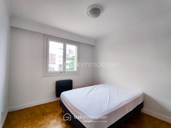 En EXCLUSIVITE  !! Venez découvrir au 2ᵉ et dernier étage d'une petite copropriété de 1973 très bien entretenue, ce bel appartement 3 pièces de 60 m², traversant, au calme absolu et sans aucun voisin au-dessus. Le tout dans un environnement résidentiel très recherché, proche des commerces de proximité et des lignes de bus desservant rapidement le RER B, le Tramway T1 et le Métro.

L'appartement est dans un état impeccable, aucun travaux à prévoir ! 
Certains meubles (canapé d'angle, table, électroménager..) pourront rester si vous le souhaitez, à définir selon vos besoins avec le vendeur.

Il propose une distribution optimale :
- Un séjour lumineux donnant accès à un balcon avec vue dégagée sur les pavillons
- Une cuisine séparée, entièrement aménagée et équipée
- Deux chambres au calme (une exposé N/O pour les grand dormeur et une exposé S/E pour les lève tôt)
- Une grande et belle salle d'eau récente avec douche à l'italienne et WC
- Un couloir avec grand placard / dressing intégré

Pour complété ce très bel appartement, vous trouverez une cave en sous-sol ainsi qu'un grand box fermé en fond de cour pour votre véhicule ou du stockage.

Projet clé en main avec permis de louer en poche (loyer cible à 1 250 € / mois charges comprises) idéal pour les profils "investisseur"

Diagnostics récents (avril 2026).
Résidence propre, sécurisée et à faibles charges pour les prestations proposé

Premier arrivé, premier servi !