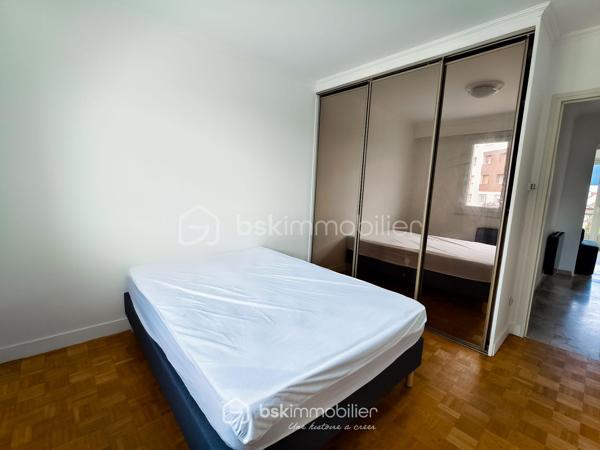 En EXCLUSIVITE  !! Venez découvrir au 2ᵉ et dernier étage d'une petite copropriété de 1973 très bien entretenue, ce bel appartement 3 pièces de 60 m², traversant, au calme absolu et sans aucun voisin au-dessus. Le tout dans un environnement résidentiel très recherché, proche des commerces de proximité et des lignes de bus desservant rapidement le RER B, le Tramway T1 et le Métro.

L'appartement est dans un état impeccable, aucun travaux à prévoir ! 
Certains meubles (canapé d'angle, table, électroménager..) pourront rester si vous le souhaitez, à définir selon vos besoins avec le vendeur.

Il propose une distribution optimale :
- Un séjour lumineux donnant accès à un balcon avec vue dégagée sur les pavillons
- Une cuisine séparée, entièrement aménagée et équipée
- Deux chambres au calme (une exposé N/O pour les grand dormeur et une exposé S/E pour les lève tôt)
- Une grande et belle salle d'eau récente avec douche à l'italienne et WC
- Un couloir avec grand placard / dressing intégré

Pour complété ce très bel appartement, vous trouverez une cave en sous-sol ainsi qu'un grand box fermé en fond de cour pour votre véhicule ou du stockage.

Projet clé en main avec permis de louer en poche (loyer cible à 1 250 € / mois charges comprises) idéal pour les profils "investisseur"

Diagnostics récents (avril 2026).
Résidence propre, sécurisée et à faibles charges pour les prestations proposé

Premier arrivé, premier servi !