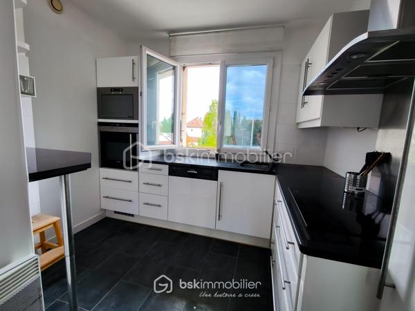 En EXCLUSIVITE  !! Venez découvrir au 2ᵉ et dernier étage d'une petite copropriété de 1973 très bien entretenue, ce bel appartement 3 pièces de 60 m², traversant, au calme absolu et sans aucun voisin au-dessus. Le tout dans un environnement résidentiel très recherché, proche des commerces de proximité et des lignes de bus desservant rapidement le RER B, le Tramway T1 et le Métro.

L'appartement est dans un état impeccable, aucun travaux à prévoir ! 
Certains meubles (canapé d'angle, table, électroménager..) pourront rester si vous le souhaitez, à définir selon vos besoins avec le vendeur.

Il propose une distribution optimale :
- Un séjour lumineux donnant accès à un balcon avec vue dégagée sur les pavillons
- Une cuisine séparée, entièrement aménagée et équipée
- Deux chambres au calme (une exposé N/O pour les grand dormeur et une exposé S/E pour les lève tôt)
- Une grande et belle salle d'eau récente avec douche à l'italienne et WC
- Un couloir avec grand placard / dressing intégré

Pour complété ce très bel appartement, vous trouverez une cave en sous-sol ainsi qu'un grand box fermé en fond de cour pour votre véhicule ou du stockage.

Projet clé en main avec permis de louer en poche (loyer cible à 1 250 € / mois charges comprises) idéal pour les profils "investisseur"

Diagnostics récents (avril 2026).
Résidence propre, sécurisée et à faibles charges pour les prestations proposé

Premier arrivé, premier servi !