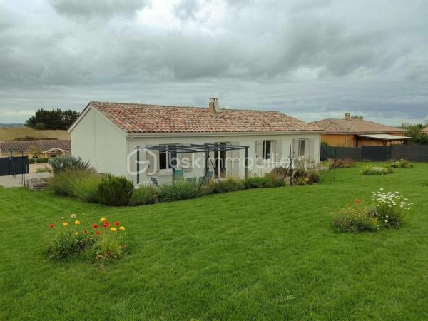 Offre "clés en mains" !!
Située dans un lotissement particulièrement calme et recherché, à proximité immédiate du bassin d’emploi d’Agen et de Golfech, découvrez cette charmante maison non mitoyenne de plain-pied de 99 m², érigée sur un beau terrain entièrement clos de 1 000 m². Un bien rare où vous n'avez plus qu'à poser vos valises (aucun travaux à prévoir).

Idéal primo-accédants ou jeunes retraités :

Pour les familles / primo-accédants : Un cadre de vie rassurant et pratique avec une école dans le village, un bus à proximité, et surtout un chemin de promenade sécurisé pour les enfants qui jouxte directement la maison.

Pour les retraités : Le confort absolu du plain-pied total, un cadre de vie paisible et sécurisant, avec un environnement calme et toutes les commodités proches.

D'une surface parfaitement agencée, elle offre un confort de vie optimal :

Pièce de vie lumineuse ouvrant sur une agréable terrasse, idéale pour vos moments de détente en extérieur.

4 chambres modulables (dont une pouvant faire office d'espace bureau pour le télétravail).

Confort thermique optimal : Chauffage au sol réglable pièce par pièce et climatisation réversible. Le bien affiche un très bon DPE en C.

Menuiseries : Double vitrage PVC.

Le petit plus (Économies & Écologie) :
La maison bénéficie d'équipements performants pour réduire drastiquement vos charges : une cuve/réserve d’eau enterrée alimente intelligemment les WC, le lave-linge et le lave-vaisselle.

Taxe foncière très faible : 700 €

À l'extérieur :
Profitez d’un grand jardin de 1 000 m² entièrement clos, offrant de belles possibilités d'aménagement ainsi que la possibilité de construire un garage ou un carport (sous réserve des autorisations d’urbanisme nécessaires).

Un bien rare sur le marché, idéal pour allier vie au calme, espace extérieur, maîtrise des charges et performances énergétiques.