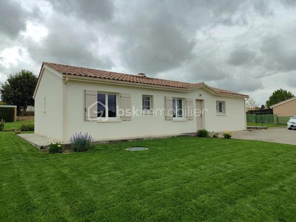 Offre "clés en mains" !!
Située dans un lotissement particulièrement calme et recherché, à proximité immédiate du bassin d’emploi d’Agen et de Golfech, découvrez cette charmante maison non mitoyenne de plain-pied de 99 m², érigée sur un beau terrain entièrement clos de 1 000 m². Un bien rare où vous n'avez plus qu'à poser vos valises (aucun travaux à prévoir).

Idéal primo-accédants ou jeunes retraités :

Pour les familles / primo-accédants : Un cadre de vie rassurant et pratique avec une école dans le village, un bus à proximité, et surtout un chemin de promenade sécurisé pour les enfants qui jouxte directement la maison.

Pour les retraités : Le confort absolu du plain-pied total, un cadre de vie paisible et sécurisant, avec un environnement calme et toutes les commodités proches.

D'une surface parfaitement agencée, elle offre un confort de vie optimal :

Pièce de vie lumineuse ouvrant sur une agréable terrasse, idéale pour vos moments de détente en extérieur.

4 chambres modulables (dont une pouvant faire office d'espace bureau pour le télétravail).

Confort thermique optimal : Chauffage au sol réglable pièce par pièce et climatisation réversible. Le bien affiche un très bon DPE en C.

Menuiseries : Double vitrage PVC.

Le petit plus (Économies & Écologie) :
La maison bénéficie d'équipements performants pour réduire drastiquement vos charges : une cuve/réserve d’eau enterrée alimente intelligemment les WC, le lave-linge et le lave-vaisselle.

Taxe foncière très faible : 700 €

À l'extérieur :
Profitez d’un grand jardin de 1 000 m² entièrement clos, offrant de belles possibilités d'aménagement ainsi que la possibilité de construire un garage ou un carport (sous réserve des autorisations d’urbanisme nécessaires).

Un bien rare sur le marché, idéal pour allier vie au calme, espace extérieur, maîtrise des charges et performances énergétiques.