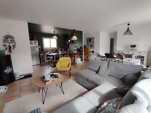 Offre "clés en mains" !!
Située dans un lotissement particulièrement calme et recherché, à proximité immédiate du bassin d’emploi d’Agen et de Golfech, découvrez cette charmante maison non mitoyenne de plain-pied de 99 m², érigée sur un beau terrain entièrement clos de 1 000 m². Un bien rare où vous n'avez plus qu'à poser vos valises (aucun travaux à prévoir).

Idéal primo-accédants ou jeunes retraités :

Pour les familles / primo-accédants : Un cadre de vie rassurant et pratique avec une école dans le village, un bus à proximité, et surtout un chemin de promenade sécurisé pour les enfants qui jouxte directement la maison.

Pour les retraités : Le confort absolu du plain-pied total, un cadre de vie paisible et sécurisant, avec un environnement calme et toutes les commodités proches.

D'une surface parfaitement agencée, elle offre un confort de vie optimal :

Pièce de vie lumineuse ouvrant sur une agréable terrasse, idéale pour vos moments de détente en extérieur.

4 chambres modulables (dont une pouvant faire office d'espace bureau pour le télétravail).

Confort thermique optimal : Chauffage au sol réglable pièce par pièce et climatisation réversible. Le bien affiche un très bon DPE en C.

Menuiseries : Double vitrage PVC.

Le petit plus (Économies & Écologie) :
La maison bénéficie d'équipements performants pour réduire drastiquement vos charges : une cuve/réserve d’eau enterrée alimente intelligemment les WC, le lave-linge et le lave-vaisselle.

Taxe foncière très faible : 700 €

À l'extérieur :
Profitez d’un grand jardin de 1 000 m² entièrement clos, offrant de belles possibilités d'aménagement ainsi que la possibilité de construire un garage ou un carport (sous réserve des autorisations d’urbanisme nécessaires).

Un bien rare sur le marché, idéal pour allier vie au calme, espace extérieur, maîtrise des charges et performances énergétiques.