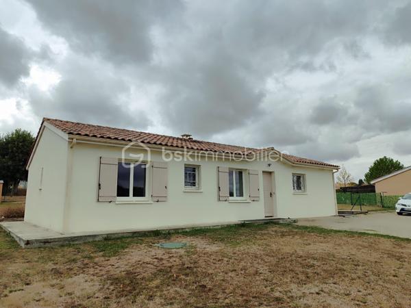 Offre "clés en mains" !!
Située dans un lotissement particulièrement calme et recherché, à proximité immédiate du bassin d’emploi d’Agen et de Golfech, découvrez cette charmante maison non mitoyenne de plain-pied de 99 m², érigée sur un beau terrain entièrement clos de 1 000 m². Un bien rare où vous n'avez plus qu'à poser vos valises (aucun travaux à prévoir).

Idéal primo-accédants ou jeunes retraités :

Pour les familles / primo-accédants : Un cadre de vie rassurant et pratique avec une école dans le village, un bus à proximité, et surtout un chemin de promenade sécurisé pour les enfants qui jouxte directement la maison.

Pour les retraités : Le confort absolu du plain-pied total, un cadre de vie paisible et sécurisant, avec un environnement calme et toutes les commodités proches.

D'une surface parfaitement agencée, elle offre un confort de vie optimal :

Pièce de vie lumineuse ouvrant sur une agréable terrasse, idéale pour vos moments de détente en extérieur.

4 chambres modulables (dont une pouvant faire office d'espace bureau pour le télétravail).

Confort thermique optimal : Chauffage au sol réglable pièce par pièce et climatisation réversible. Le bien affiche un très bon DPE en C.

Menuiseries : Double vitrage PVC.

Le petit plus (Économies & Écologie) :
La maison bénéficie d'équipements performants pour réduire drastiquement vos charges : une cuve/réserve d’eau enterrée alimente intelligemment les WC, le lave-linge et le lave-vaisselle.

Taxe foncière très faible : 700 €

À l'extérieur :
Profitez d’un grand jardin de 1 000 m² entièrement clos, offrant de belles possibilités d'aménagement ainsi que la possibilité de construire un garage ou un carport (sous réserve des autorisations d’urbanisme nécessaires).

Un bien rare sur le marché, idéal pour allier vie au calme, espace extérieur, maîtrise des charges et performances énergétiques.