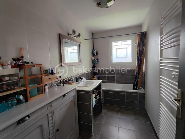 Offre "clés en mains" !!
Située dans un lotissement particulièrement calme et recherché, à proximité immédiate du bassin d’emploi d’Agen et de Golfech, découvrez cette charmante maison non mitoyenne de plain-pied de 99 m², érigée sur un beau terrain entièrement clos de 1 000 m². Un bien rare où vous n'avez plus qu'à poser vos valises (aucun travaux à prévoir).

Idéal primo-accédants ou jeunes retraités :

Pour les familles / primo-accédants : Un cadre de vie rassurant et pratique avec une école dans le village, un bus à proximité, et surtout un chemin de promenade sécurisé pour les enfants qui jouxte directement la maison.

Pour les retraités : Le confort absolu du plain-pied total, un cadre de vie paisible et sécurisant, avec un environnement calme et toutes les commodités proches.

D'une surface parfaitement agencée, elle offre un confort de vie optimal :

Pièce de vie lumineuse ouvrant sur une agréable terrasse, idéale pour vos moments de détente en extérieur.

4 chambres modulables (dont une pouvant faire office d'espace bureau pour le télétravail).

Confort thermique optimal : Chauffage au sol réglable pièce par pièce et climatisation réversible. Le bien affiche un très bon DPE en C.

Menuiseries : Double vitrage PVC.

Le petit plus (Économies & Écologie) :
La maison bénéficie d'équipements performants pour réduire drastiquement vos charges : une cuve/réserve d’eau enterrée alimente intelligemment les WC, le lave-linge et le lave-vaisselle.

Taxe foncière très faible : 700 €

À l'extérieur :
Profitez d’un grand jardin de 1 000 m² entièrement clos, offrant de belles possibilités d'aménagement ainsi que la possibilité de construire un garage ou un carport (sous réserve des autorisations d’urbanisme nécessaires).

Un bien rare sur le marché, idéal pour allier vie au calme, espace extérieur, maîtrise des charges et performances énergétiques.