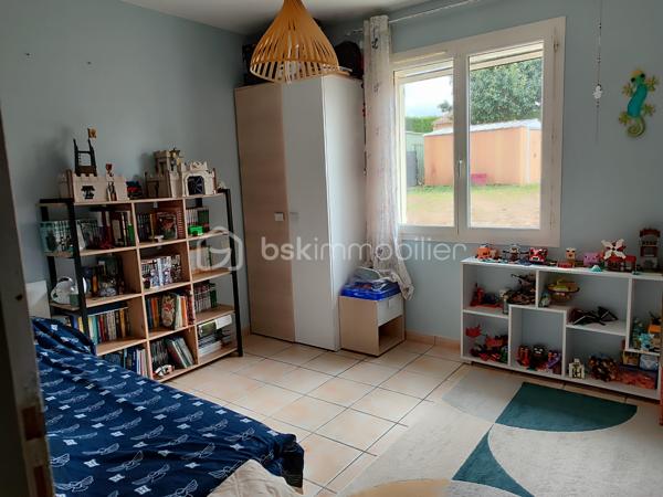 Offre "clés en mains" !!
Située dans un lotissement particulièrement calme et recherché, à proximité immédiate du bassin d’emploi d’Agen et de Golfech, découvrez cette charmante maison non mitoyenne de plain-pied de 99 m², érigée sur un beau terrain entièrement clos de 1 000 m². Un bien rare où vous n'avez plus qu'à poser vos valises (aucun travaux à prévoir).

Idéal primo-accédants ou jeunes retraités :

Pour les familles / primo-accédants : Un cadre de vie rassurant et pratique avec une école dans le village, un bus à proximité, et surtout un chemin de promenade sécurisé pour les enfants qui jouxte directement la maison.

Pour les retraités : Le confort absolu du plain-pied total, un cadre de vie paisible et sécurisant, avec un environnement calme et toutes les commodités proches.

D'une surface parfaitement agencée, elle offre un confort de vie optimal :

Pièce de vie lumineuse ouvrant sur une agréable terrasse, idéale pour vos moments de détente en extérieur.

4 chambres modulables (dont une pouvant faire office d'espace bureau pour le télétravail).

Confort thermique optimal : Chauffage au sol réglable pièce par pièce et climatisation réversible. Le bien affiche un très bon DPE en C.

Menuiseries : Double vitrage PVC.

Le petit plus (Économies & Écologie) :
La maison bénéficie d'équipements performants pour réduire drastiquement vos charges : une cuve/réserve d’eau enterrée alimente intelligemment les WC, le lave-linge et le lave-vaisselle.

Taxe foncière très faible : 700 €

À l'extérieur :
Profitez d’un grand jardin de 1 000 m² entièrement clos, offrant de belles possibilités d'aménagement ainsi que la possibilité de construire un garage ou un carport (sous réserve des autorisations d’urbanisme nécessaires).

Un bien rare sur le marché, idéal pour allier vie au calme, espace extérieur, maîtrise des charges et performances énergétiques.