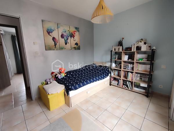 Offre "clés en mains" !!
Située dans un lotissement particulièrement calme et recherché, à proximité immédiate du bassin d’emploi d’Agen et de Golfech, découvrez cette charmante maison non mitoyenne de plain-pied de 99 m², érigée sur un beau terrain entièrement clos de 1 000 m². Un bien rare où vous n'avez plus qu'à poser vos valises (aucun travaux à prévoir).

Idéal primo-accédants ou jeunes retraités :

Pour les familles / primo-accédants : Un cadre de vie rassurant et pratique avec une école dans le village, un bus à proximité, et surtout un chemin de promenade sécurisé pour les enfants qui jouxte directement la maison.

Pour les retraités : Le confort absolu du plain-pied total, un cadre de vie paisible et sécurisant, avec un environnement calme et toutes les commodités proches.

D'une surface parfaitement agencée, elle offre un confort de vie optimal :

Pièce de vie lumineuse ouvrant sur une agréable terrasse, idéale pour vos moments de détente en extérieur.

4 chambres modulables (dont une pouvant faire office d'espace bureau pour le télétravail).

Confort thermique optimal : Chauffage au sol réglable pièce par pièce et climatisation réversible. Le bien affiche un très bon DPE en C.

Menuiseries : Double vitrage PVC.

Le petit plus (Économies & Écologie) :
La maison bénéficie d'équipements performants pour réduire drastiquement vos charges : une cuve/réserve d’eau enterrée alimente intelligemment les WC, le lave-linge et le lave-vaisselle.

Taxe foncière très faible : 700 €

À l'extérieur :
Profitez d’un grand jardin de 1 000 m² entièrement clos, offrant de belles possibilités d'aménagement ainsi que la possibilité de construire un garage ou un carport (sous réserve des autorisations d’urbanisme nécessaires).

Un bien rare sur le marché, idéal pour allier vie au calme, espace extérieur, maîtrise des charges et performances énergétiques.