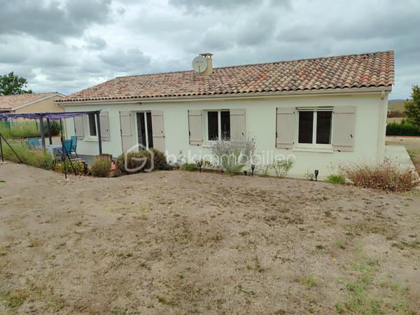 Offre "clés en mains" !!
Située dans un lotissement particulièrement calme et recherché, à proximité immédiate du bassin d’emploi d’Agen et de Golfech, découvrez cette charmante maison non mitoyenne de plain-pied de 99 m², érigée sur un beau terrain entièrement clos de 1 000 m². Un bien rare où vous n'avez plus qu'à poser vos valises (aucun travaux à prévoir).

Idéal primo-accédants ou jeunes retraités :

Pour les familles / primo-accédants : Un cadre de vie rassurant et pratique avec une école dans le village, un bus à proximité, et surtout un chemin de promenade sécurisé pour les enfants qui jouxte directement la maison.

Pour les retraités : Le confort absolu du plain-pied total, un cadre de vie paisible et sécurisant, avec un environnement calme et toutes les commodités proches.

D'une surface parfaitement agencée, elle offre un confort de vie optimal :

Pièce de vie lumineuse ouvrant sur une agréable terrasse, idéale pour vos moments de détente en extérieur.

4 chambres modulables (dont une pouvant faire office d'espace bureau pour le télétravail).

Confort thermique optimal : Chauffage au sol réglable pièce par pièce et climatisation réversible. Le bien affiche un très bon DPE en C.

Menuiseries : Double vitrage PVC.

Le petit plus (Économies & Écologie) :
La maison bénéficie d'équipements performants pour réduire drastiquement vos charges : une cuve/réserve d’eau enterrée alimente intelligemment les WC, le lave-linge et le lave-vaisselle.

Taxe foncière très faible : 700 €

À l'extérieur :
Profitez d’un grand jardin de 1 000 m² entièrement clos, offrant de belles possibilités d'aménagement ainsi que la possibilité de construire un garage ou un carport (sous réserve des autorisations d’urbanisme nécessaires).

Un bien rare sur le marché, idéal pour allier vie au calme, espace extérieur, maîtrise des charges et performances énergétiques.