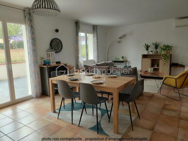 Offre "clés en mains" !!
Située dans un lotissement particulièrement calme et recherché, à proximité immédiate du bassin d’emploi d’Agen et de Golfech, découvrez cette charmante maison non mitoyenne de plain-pied de 99 m², érigée sur un beau terrain entièrement clos de 1 000 m². Un bien rare où vous n'avez plus qu'à poser vos valises (aucun travaux à prévoir).

Idéal primo-accédants ou jeunes retraités :

Pour les familles / primo-accédants : Un cadre de vie rassurant et pratique avec une école dans le village, un bus à proximité, et surtout un chemin de promenade sécurisé pour les enfants qui jouxte directement la maison.

Pour les retraités : Le confort absolu du plain-pied total, un cadre de vie paisible et sécurisant, avec un environnement calme et toutes les commodités proches.

D'une surface parfaitement agencée, elle offre un confort de vie optimal :

Pièce de vie lumineuse ouvrant sur une agréable terrasse, idéale pour vos moments de détente en extérieur.

4 chambres modulables (dont une pouvant faire office d'espace bureau pour le télétravail).

Confort thermique optimal : Chauffage au sol réglable pièce par pièce et climatisation réversible. Le bien affiche un très bon DPE en C.

Menuiseries : Double vitrage PVC.

Le petit plus (Économies & Écologie) :
La maison bénéficie d'équipements performants pour réduire drastiquement vos charges : une cuve/réserve d’eau enterrée alimente intelligemment les WC, le lave-linge et le lave-vaisselle.

Taxe foncière très faible : 700 €

À l'extérieur :
Profitez d’un grand jardin de 1 000 m² entièrement clos, offrant de belles possibilités d'aménagement ainsi que la possibilité de construire un garage ou un carport (sous réserve des autorisations d’urbanisme nécessaires).

Un bien rare sur le marché, idéal pour allier vie au calme, espace extérieur, maîtrise des charges et performances énergétiques.