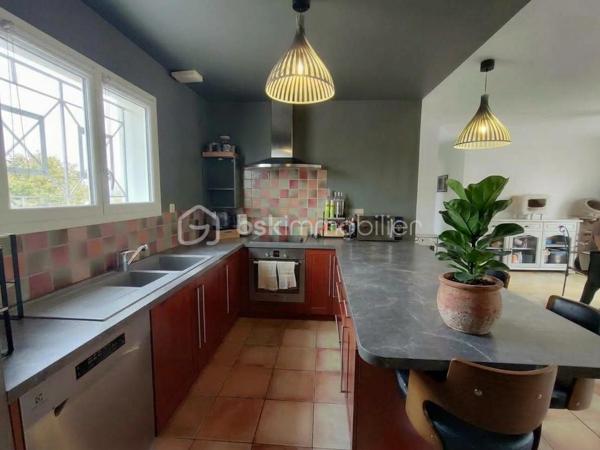 Offre "clés en mains" !!
Située dans un lotissement particulièrement calme et recherché, à proximité immédiate du bassin d’emploi d’Agen et de Golfech, découvrez cette charmante maison non mitoyenne de plain-pied de 99 m², érigée sur un beau terrain entièrement clos de 1 000 m². Un bien rare où vous n'avez plus qu'à poser vos valises (aucun travaux à prévoir).

Idéal primo-accédants ou jeunes retraités :

Pour les familles / primo-accédants : Un cadre de vie rassurant et pratique avec une école dans le village, un bus à proximité, et surtout un chemin de promenade sécurisé pour les enfants qui jouxte directement la maison.

Pour les retraités : Le confort absolu du plain-pied total, un cadre de vie paisible et sécurisant, avec un environnement calme et toutes les commodités proches.

D'une surface parfaitement agencée, elle offre un confort de vie optimal :

Pièce de vie lumineuse ouvrant sur une agréable terrasse, idéale pour vos moments de détente en extérieur.

4 chambres modulables (dont une pouvant faire office d'espace bureau pour le télétravail).

Confort thermique optimal : Chauffage au sol réglable pièce par pièce et climatisation réversible. Le bien affiche un très bon DPE en C.

Menuiseries : Double vitrage PVC.

Le petit plus (Économies & Écologie) :
La maison bénéficie d'équipements performants pour réduire drastiquement vos charges : une cuve/réserve d’eau enterrée alimente intelligemment les WC, le lave-linge et le lave-vaisselle.

Taxe foncière très faible : 700 €

À l'extérieur :
Profitez d’un grand jardin de 1 000 m² entièrement clos, offrant de belles possibilités d'aménagement ainsi que la possibilité de construire un garage ou un carport (sous réserve des autorisations d’urbanisme nécessaires).

Un bien rare sur le marché, idéal pour allier vie au calme, espace extérieur, maîtrise des charges et performances énergétiques.