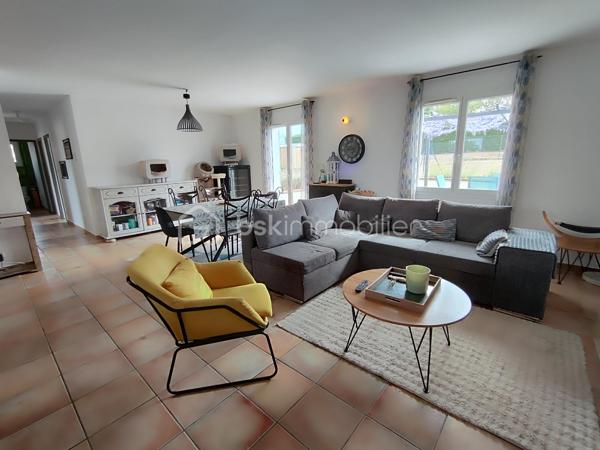 Offre "clés en mains" !!
Située dans un lotissement particulièrement calme et recherché, à proximité immédiate du bassin d’emploi d’Agen et de Golfech, découvrez cette charmante maison non mitoyenne de plain-pied de 99 m², érigée sur un beau terrain entièrement clos de 1 000 m². Un bien rare où vous n'avez plus qu'à poser vos valises (aucun travaux à prévoir).

Idéal primo-accédants ou jeunes retraités :

Pour les familles / primo-accédants : Un cadre de vie rassurant et pratique avec une école dans le village, un bus à proximité, et surtout un chemin de promenade sécurisé pour les enfants qui jouxte directement la maison.

Pour les retraités : Le confort absolu du plain-pied total, un cadre de vie paisible et sécurisant, avec un environnement calme et toutes les commodités proches.

D'une surface parfaitement agencée, elle offre un confort de vie optimal :

Pièce de vie lumineuse ouvrant sur une agréable terrasse, idéale pour vos moments de détente en extérieur.

4 chambres modulables (dont une pouvant faire office d'espace bureau pour le télétravail).

Confort thermique optimal : Chauffage au sol réglable pièce par pièce et climatisation réversible. Le bien affiche un très bon DPE en C.

Menuiseries : Double vitrage PVC.

Le petit plus (Économies & Écologie) :
La maison bénéficie d'équipements performants pour réduire drastiquement vos charges : une cuve/réserve d’eau enterrée alimente intelligemment les WC, le lave-linge et le lave-vaisselle.

Taxe foncière très faible : 700 €

À l'extérieur :
Profitez d’un grand jardin de 1 000 m² entièrement clos, offrant de belles possibilités d'aménagement ainsi que la possibilité de construire un garage ou un carport (sous réserve des autorisations d’urbanisme nécessaires).

Un bien rare sur le marché, idéal pour allier vie au calme, espace extérieur, maîtrise des charges et performances énergétiques.