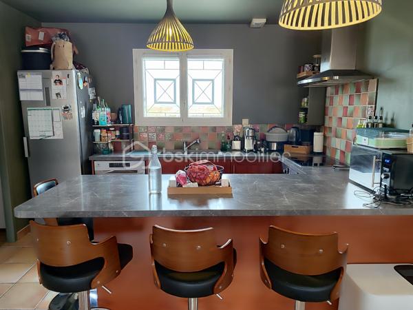 Offre "clés en mains" !!
Située dans un lotissement particulièrement calme et recherché, à proximité immédiate du bassin d’emploi d’Agen et de Golfech, découvrez cette charmante maison non mitoyenne de plain-pied de 99 m², érigée sur un beau terrain entièrement clos de 1 000 m². Un bien rare où vous n'avez plus qu'à poser vos valises (aucun travaux à prévoir).

Idéal primo-accédants ou jeunes retraités :

Pour les familles / primo-accédants : Un cadre de vie rassurant et pratique avec une école dans le village, un bus à proximité, et surtout un chemin de promenade sécurisé pour les enfants qui jouxte directement la maison.

Pour les retraités : Le confort absolu du plain-pied total, un cadre de vie paisible et sécurisant, avec un environnement calme et toutes les commodités proches.

D'une surface parfaitement agencée, elle offre un confort de vie optimal :

Pièce de vie lumineuse ouvrant sur une agréable terrasse, idéale pour vos moments de détente en extérieur.

4 chambres modulables (dont une pouvant faire office d'espace bureau pour le télétravail).

Confort thermique optimal : Chauffage au sol réglable pièce par pièce et climatisation réversible. Le bien affiche un très bon DPE en C.

Menuiseries : Double vitrage PVC.

Le petit plus (Économies & Écologie) :
La maison bénéficie d'équipements performants pour réduire drastiquement vos charges : une cuve/réserve d’eau enterrée alimente intelligemment les WC, le lave-linge et le lave-vaisselle.

Taxe foncière très faible : 700 €

À l'extérieur :
Profitez d’un grand jardin de 1 000 m² entièrement clos, offrant de belles possibilités d'aménagement ainsi que la possibilité de construire un garage ou un carport (sous réserve des autorisations d’urbanisme nécessaires).

Un bien rare sur le marché, idéal pour allier vie au calme, espace extérieur, maîtrise des charges et performances énergétiques.